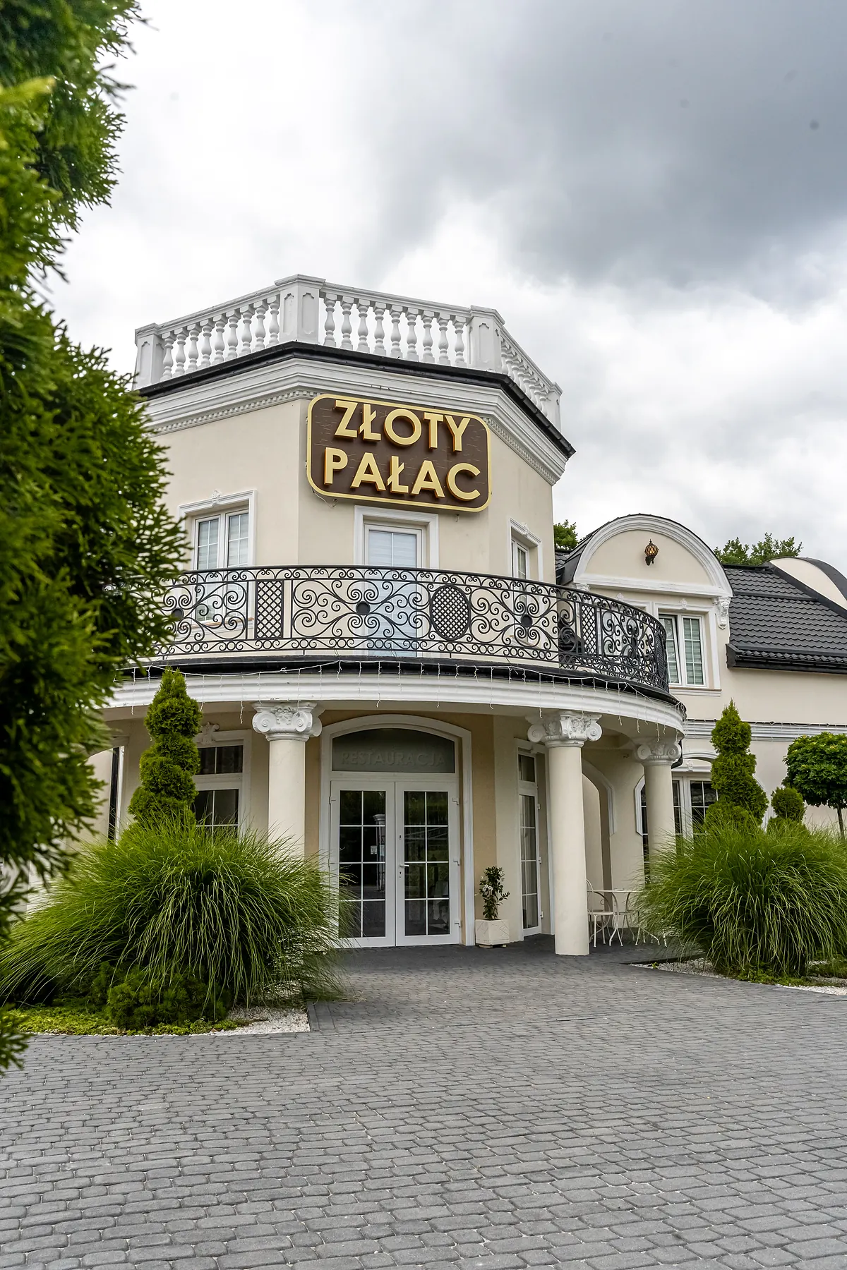 Wejście główne do Złotego Pałacu z kolumnadą i podjazdem z kostki