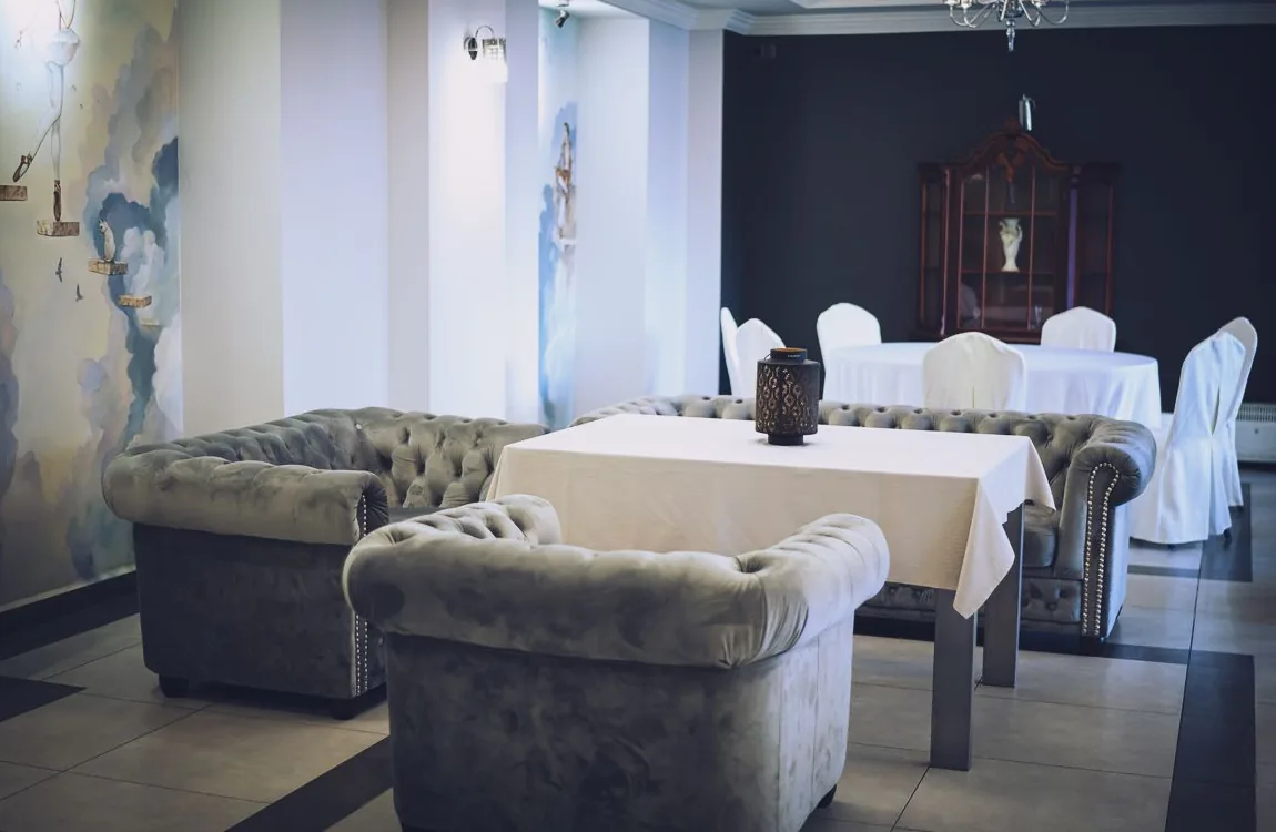 Sala Restauracyjna – kanapy i stół w strefie wypoczynku