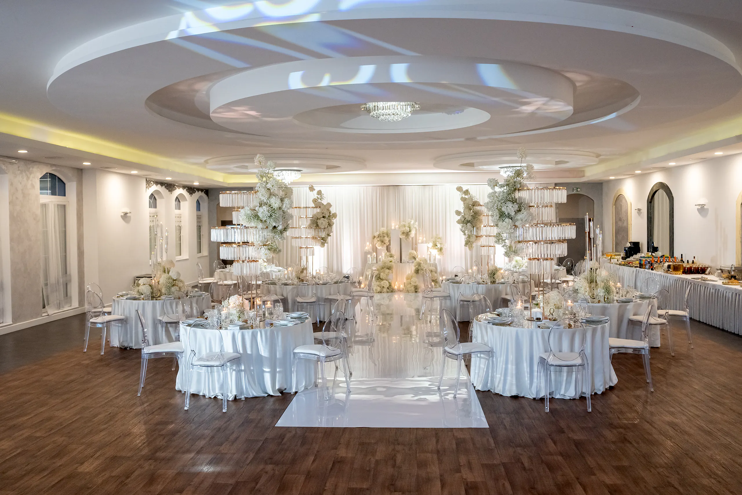 Sala Srebrna nakryta do wesela – okrągłe stoły i biała alejka